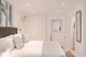 Voodi või voodid majutusasutuse 4 Berkeley Square I Your Apartment toas