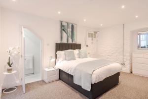 Voodi või voodid majutusasutuse 4 Berkeley Square I Your Apartment toas