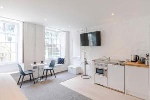 Köök või kööginurk majutusasutuses 4 Berkeley Square I Your Apartment