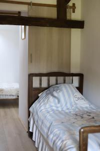 a bed with a wooden headboard in a bedroom at L'Atelier @ Le Prielle in Madiran