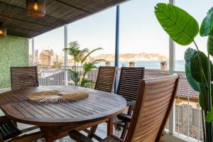 a wooden table and chairs with a view of the ocean at Apartamentos Mirador in Benidorm