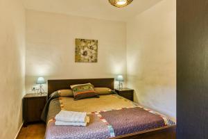 Un pat sau paturi într-o cameră la Castell del Montgrí Baix