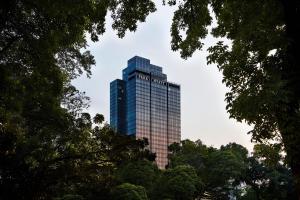 ジャカルタにあるPark Hyatt Jakartaの窓が多い高層ビル