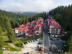 une vue aérienne sur un village aux toits rouges dans l'établissement The Castle Complex, à Pamporovo