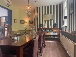 a dining room with a long table and chairs at Hotel Randduin in Oostkapelle