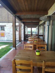 une salle à manger avec des tables et des chaises en bois dans l'établissement Rifugio Garulla, à Amandola