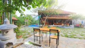 Bazén v ubytování Ha Giang Loop Hostel & Tours nebo v jeho okolí