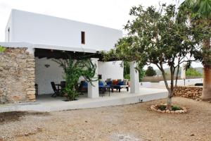 a white house with a patio with a tree at Can Pep Frit in Ibiza Town