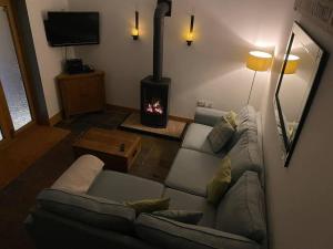 TV a/nebo společenská místnost v ubytování The Knox - Beautiful Two Bed Cottage Near Orford + 21 fotografií