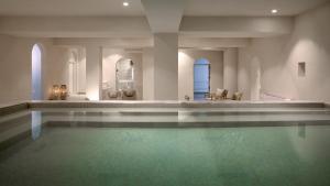 Kolam renang di atau dekat dengan Lucy Hotel