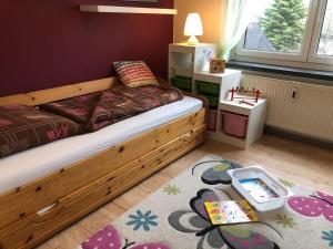ein kleines Schlafzimmer mit einem Bett und einem Teppich in der Unterkunft Urlaub in Crottendorf für bis zu 8 Personen in Crottendorf