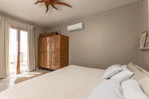 A bed or beds in a room at Helios Selene