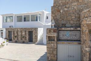 un edificio con un cartel frente a un garaje en Sea & Stone Residence Mykonos, en Platis Gialos