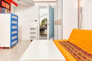 ein Wohnzimmer mit einem orangenen Sofa und einer Glasschiebetür in der Unterkunft Sweet Sissi in Ljubljana
