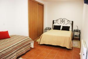um pequeno quarto com uma cama e uma cama em Curral de l Tiu Pino em Sendim