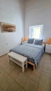 Postel nebo postele na pokoji v ubytování Kozas Art House, Symi