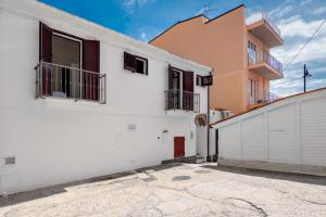 Casa blanca con garaje y edificio en APPARTAMENTO DEL CAPITANO en Cala Gonone