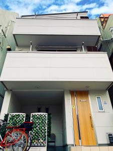 K.House في طوكيو: ركن الدراجة أمام المنزل