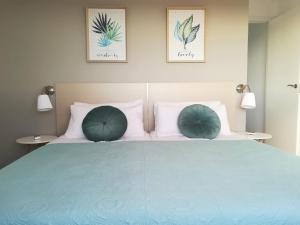 A bed or beds in a room at KC home abroad panoramic sea view Még 23 kép