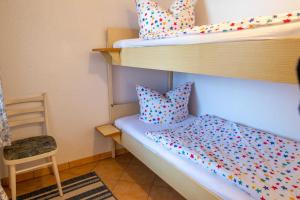 سرير أو أسرّة في غرفة في Bungalow in Lubmin