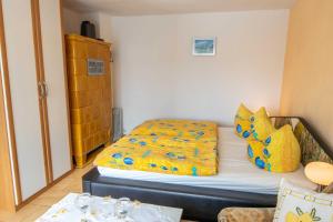 Un pat sau paturi într-o cameră la Bungalow in Lubmin