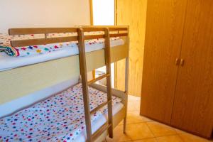 سرير بطابقين أو أسرّة بطابقين في غرفة في Bungalow in Lubmin