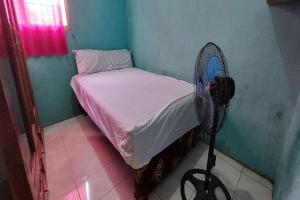 Un pat sau paturi într-o cameră la OYO HOMES 91255 Desa Wisata Embung Purworejo Syariah