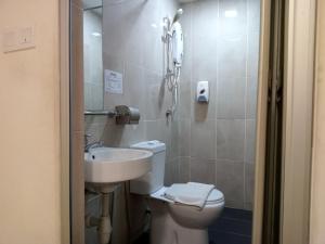 een badkamer met een toilet en een wastafel bij AVENUE BANGI HOTEL in Kajang