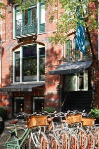 un groupe de vélos garés devant un bâtiment dans l'établissement Max Brown Hotel Museum Square, part of Sircle Collection, à Amsterdam