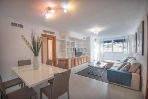Il comprend une cuisine et un salon avec une table et un canapé. dans l'établissement Apartamento en el centro de Marbella, à Marbella