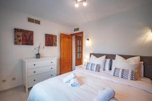 - une chambre avec 2 lits et une commode dans l'établissement Apartamento en el centro de Marbella, à Marbella