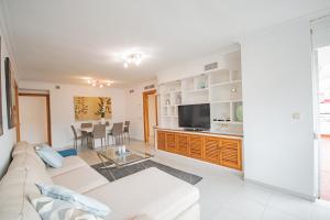 salon z kanapą i telewizorem w obiekcie Apartamento en el centro de Marbella w Marbelli