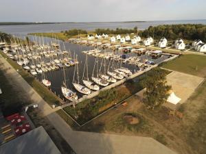 eine Luftansicht auf einen Yachthafen mit Booten in der Unterkunft Exklusive Ferienwohnung mit Blick auf den Yachthafen in Peenemünde
