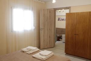 Apartment Ag.Foteinis في أثينا: غرفة نوم عليها سرير وفوط