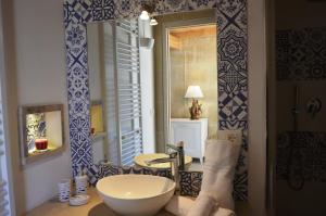 een badkamer met een wastafel en een spiegel bij Corte Soleto 22 in Martano