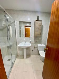 ein Bad mit einem WC, einem Waschbecken und einer Dusche in der Unterkunft ED. MISTRAL VIDABER in Oropesa del Mar
