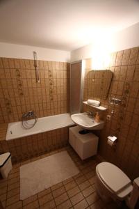 y baño con aseo, lavabo y bañera. en Christianes Gästehaus, en Düsseldorf