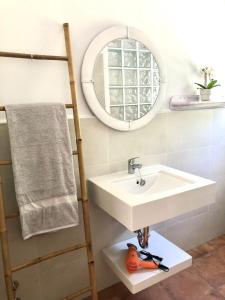 uma casa de banho com um lavatório e um espelho em Casa de campo con maravillosas vistas, bbq y piscina em Ronda