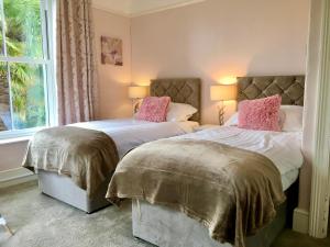 Un pat sau paturi într-o cameră la Serenity Estate