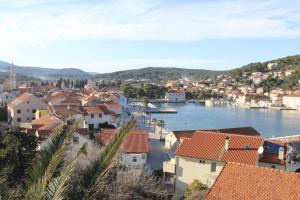 ein Blick auf eine Stadt und ein Gewässer in der Unterkunft Apartments Mara in Jelsa