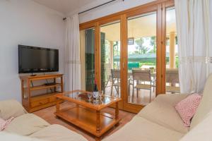 Televízia a/alebo spoločenská miestnosť v ubytovaní Els Pins -Port d'Alcudia-