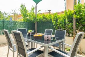 Patio alebo iná vonkajšia časť ubytovania Els Pins -Port d'Alcudia-