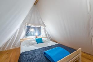 um quarto com uma cama numa tenda em Eco glamping- FKK Nudist Camping Solaris em Porec