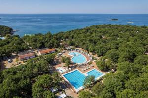 einen Luftblick auf ein Resort mit einem Pool in der Unterkunft Mobile Homes Banko in Bijela Uvala and Zelena laguna in Poreč
