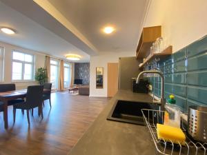 Kuchyňa alebo kuchynka v ubytovaní 2 bedroom 107 m2 loft with balcony