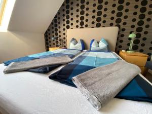 Posteľ alebo postele v izbe v ubytovaní 2 bedroom 107 m2 loft with balcony