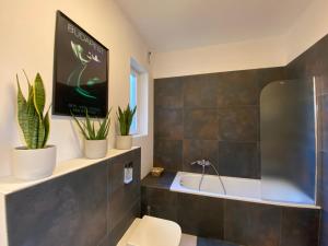 Kúpeľňa v ubytovaní 2 bedroom 107 m2 loft with balcony + 20 fotografií
