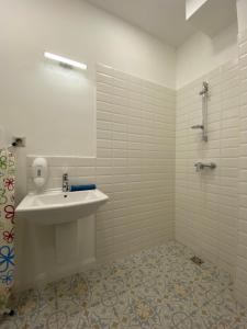 Kúpeľňa v ubytovaní 2 bedroom 107 m2 loft with balcony