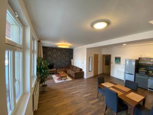 Kuchyňa alebo kuchynka v ubytovaní 2 bedroom 107 m2 loft with balcony