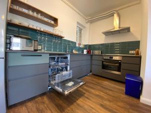 Kuchyňa alebo kuchynka v ubytovaní 2 bedroom 107 m2 loft with balcony